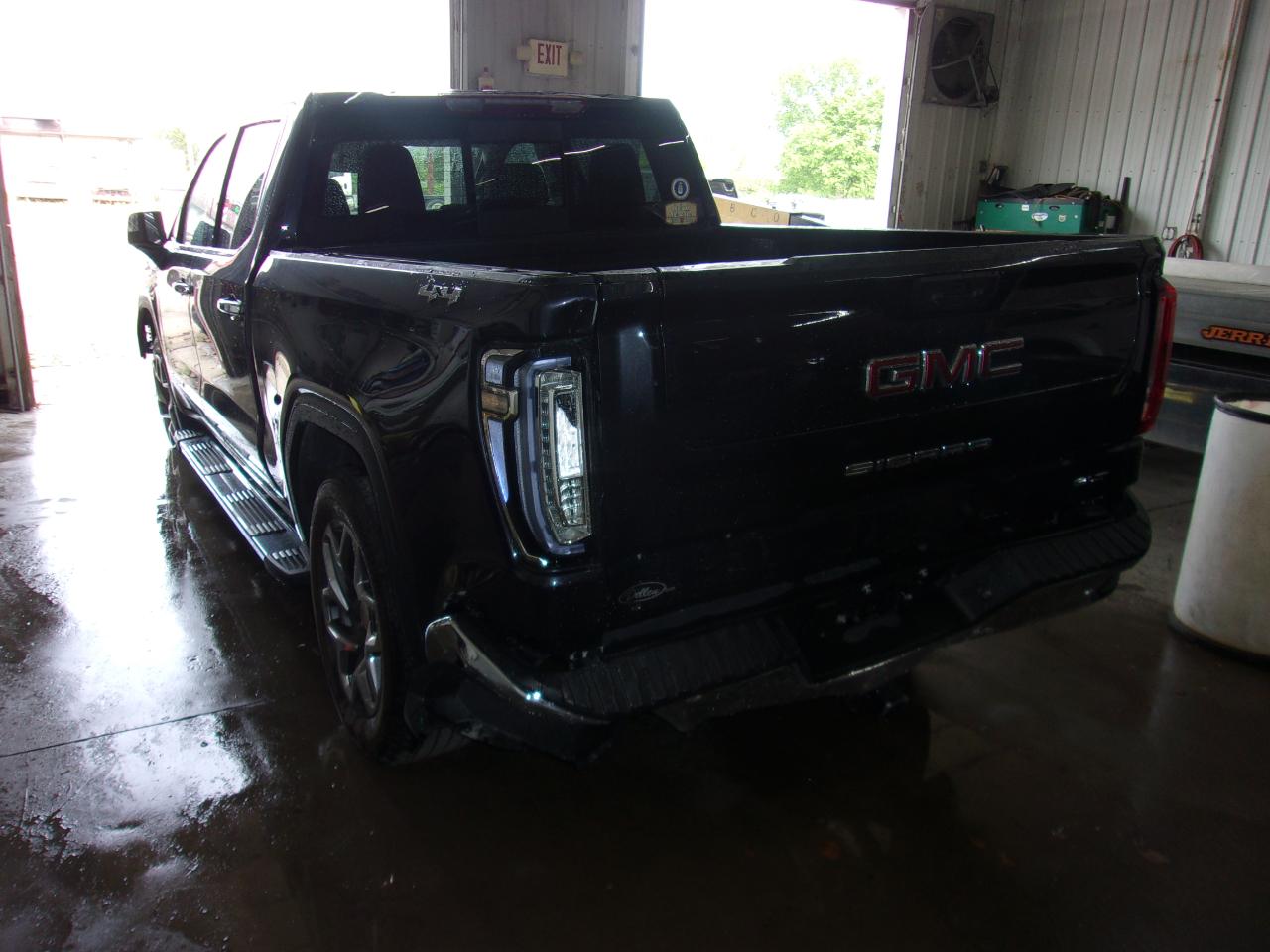 GMC Sierra 1500 4WD Crew Cab 147" SLT 2025