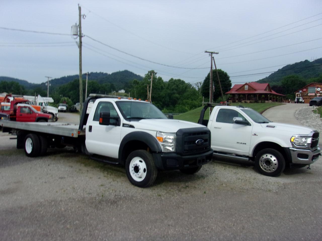 2016 Ford Super Duty F-550 DRW 2WD Reg Cab 165" WB 84" CA XLT