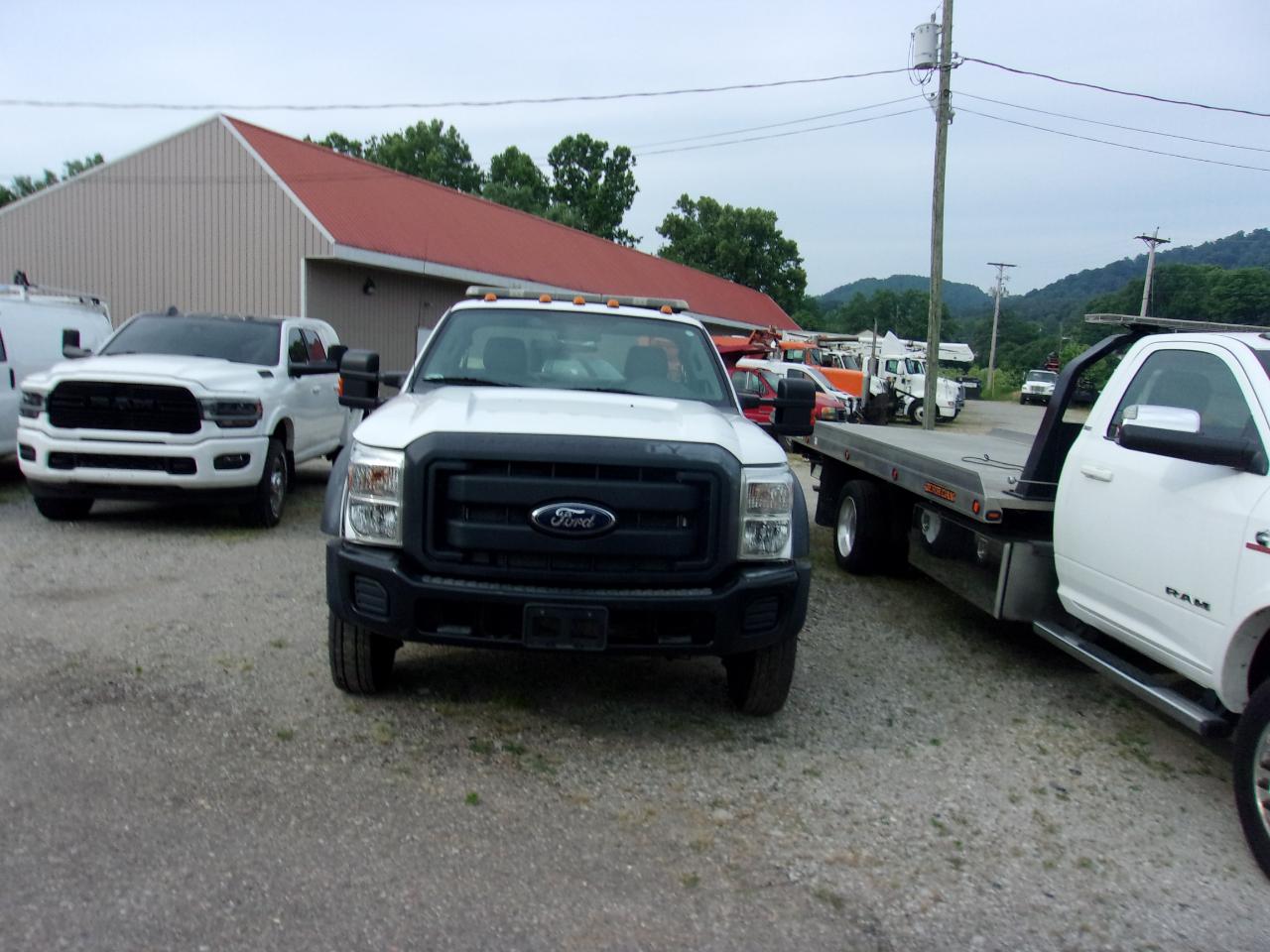 Ford Super Duty F-550 DRW 2WD Reg Cab 165" WB 84" CA XLT 2016