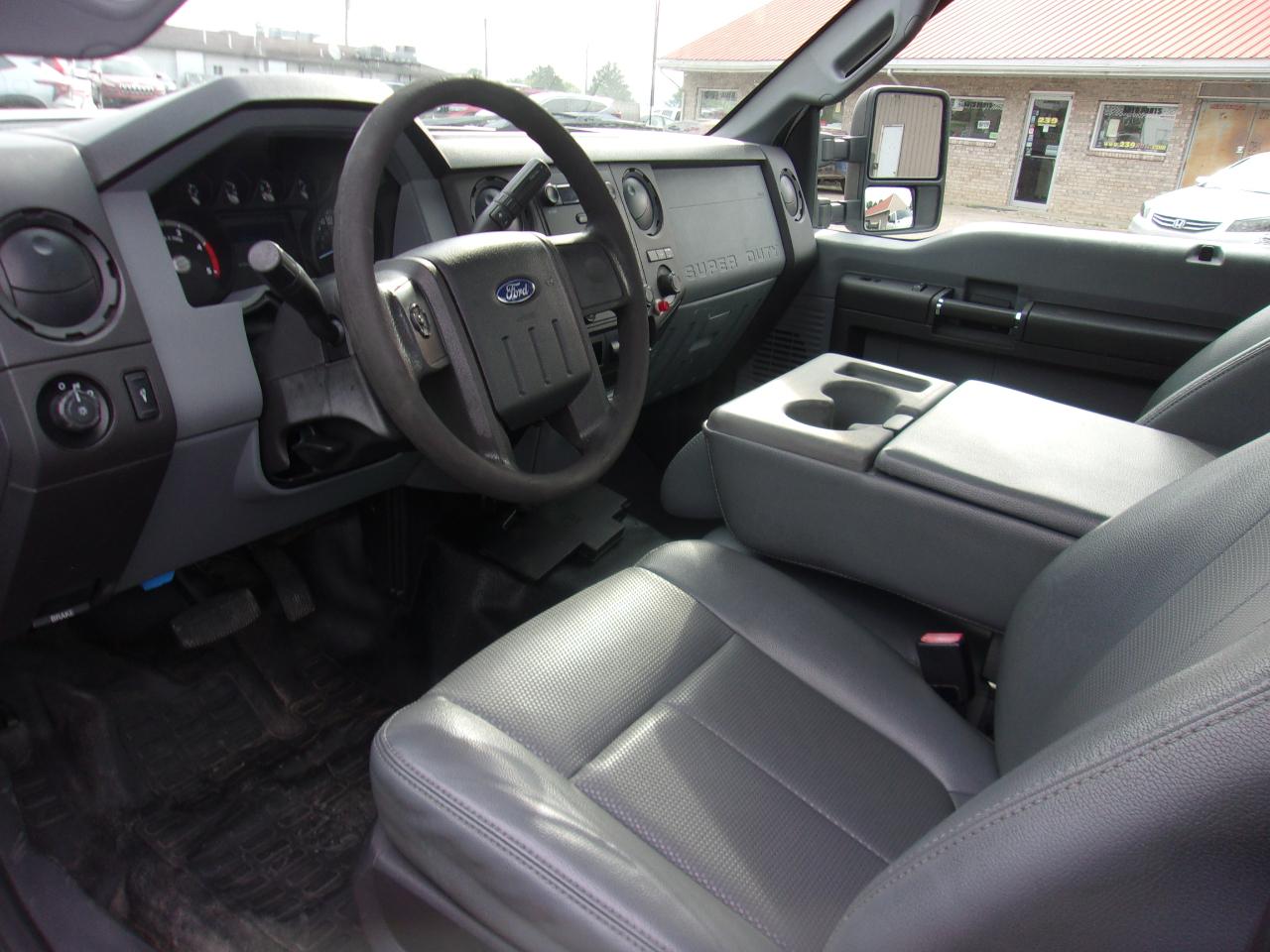 Ford Super Duty F-550 DRW 2WD Reg Cab 165" WB 84" CA XLT 2016