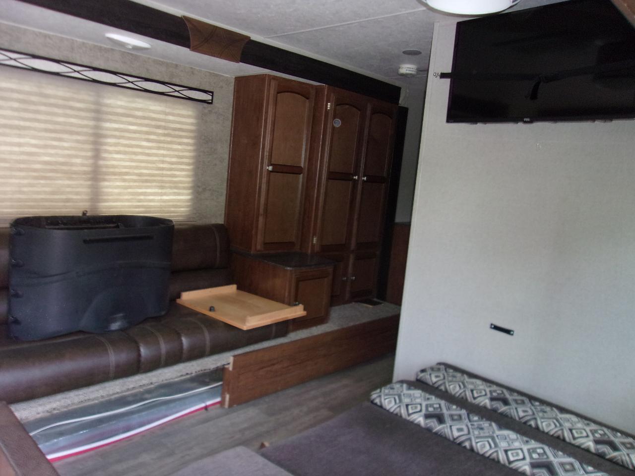 Coachmen Freedom Express 242RBS Travel Trailer 2017