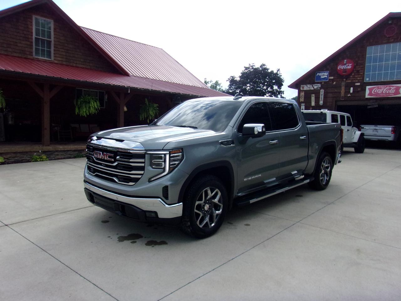 GMC Sierra 1500 4WD Crew Cab 147" SLT 2025