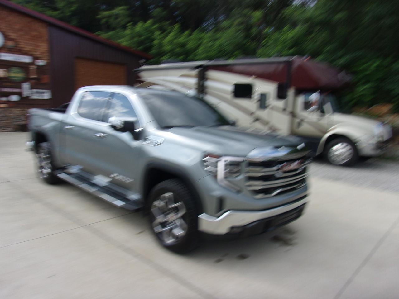 GMC Sierra 1500 4WD Crew Cab 147" SLT 2025
