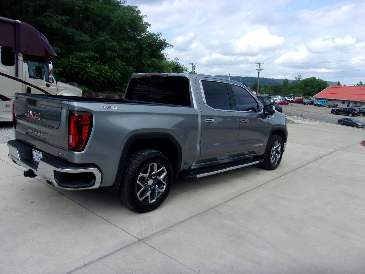 GMC Sierra 1500 4WD Crew Cab 147" SLT 2025