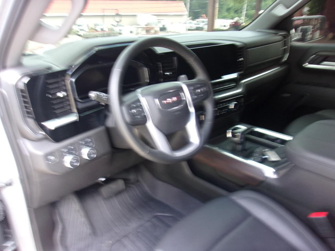 GMC Sierra 1500 4WD Crew Cab 147" SLT 2025
