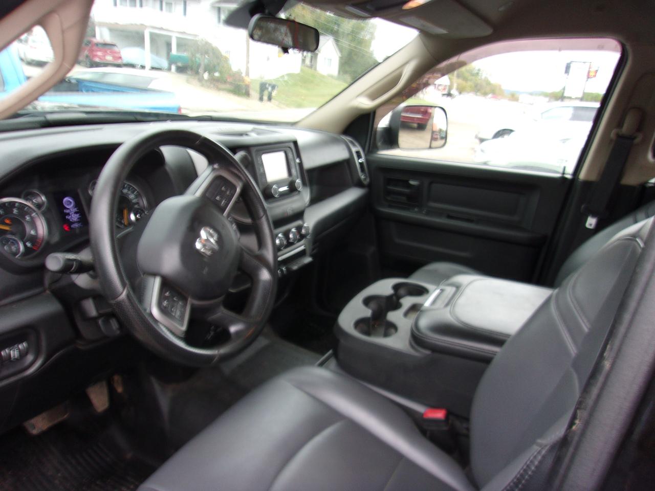 RAM 3500 Tradesman 4x4 Crew Cab 6'4" Box 2020