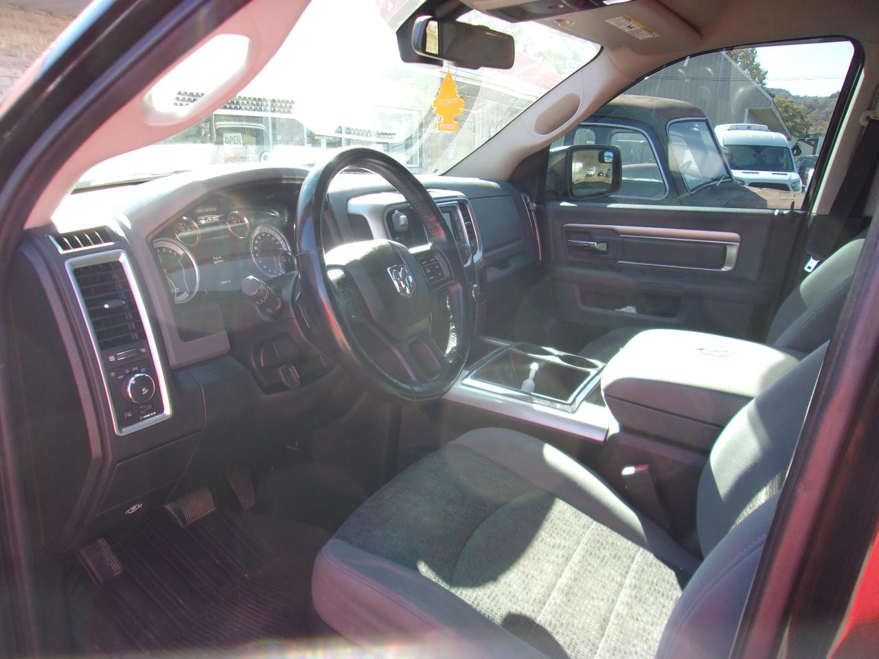RAM 1500 4WD Crew Cab 140.5" Big Horn 2013