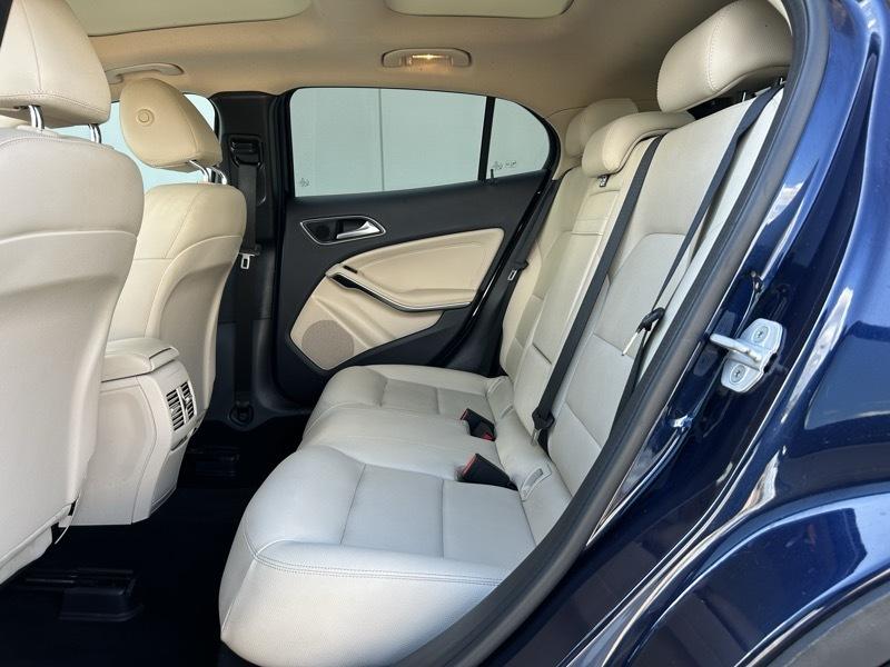 Mercedes-Benz GLA-Class photo 11