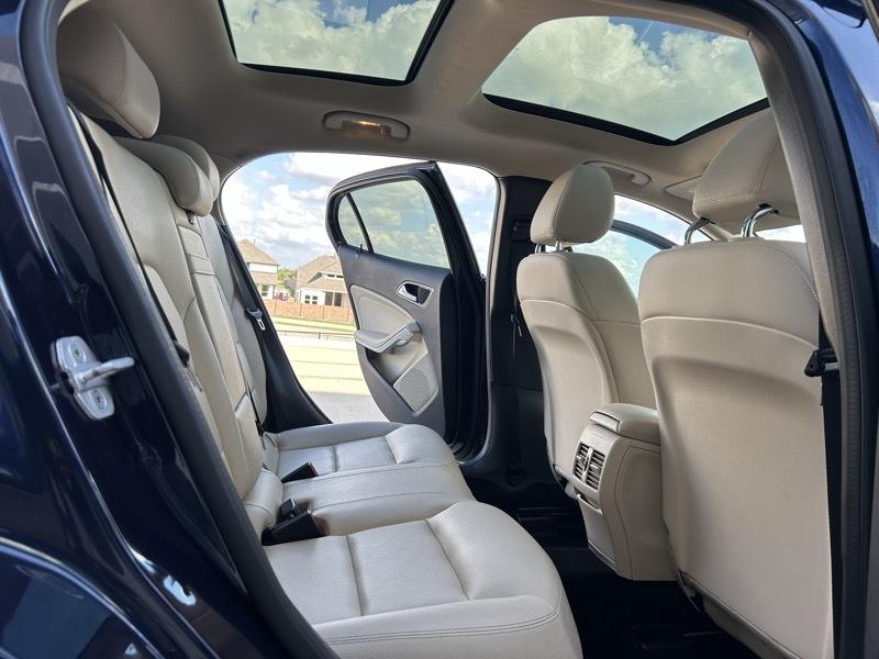 Mercedes-Benz GLA-Class photo 14