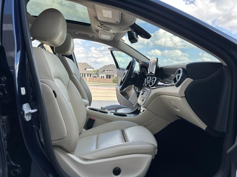 Mercedes-Benz GLA-Class photo 16