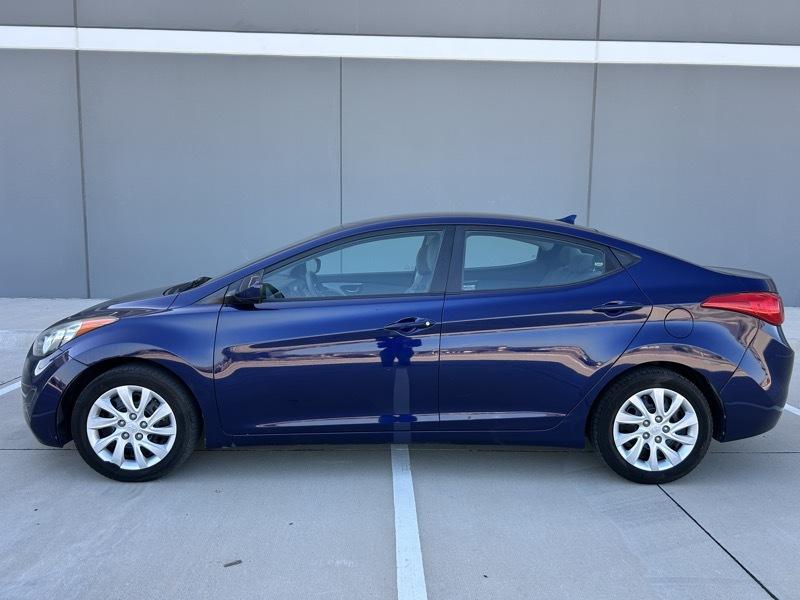Hyundai Elantra photo 2