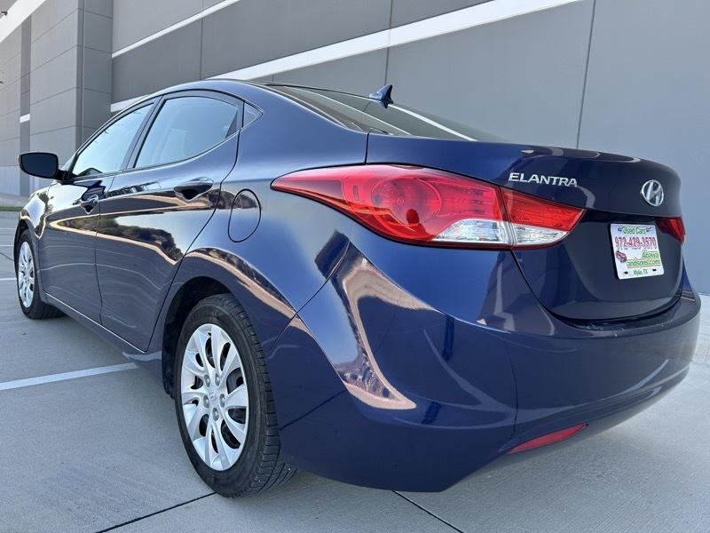 Hyundai Elantra photo 3