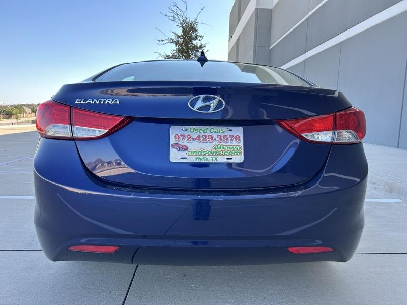 Hyundai Elantra photo 4