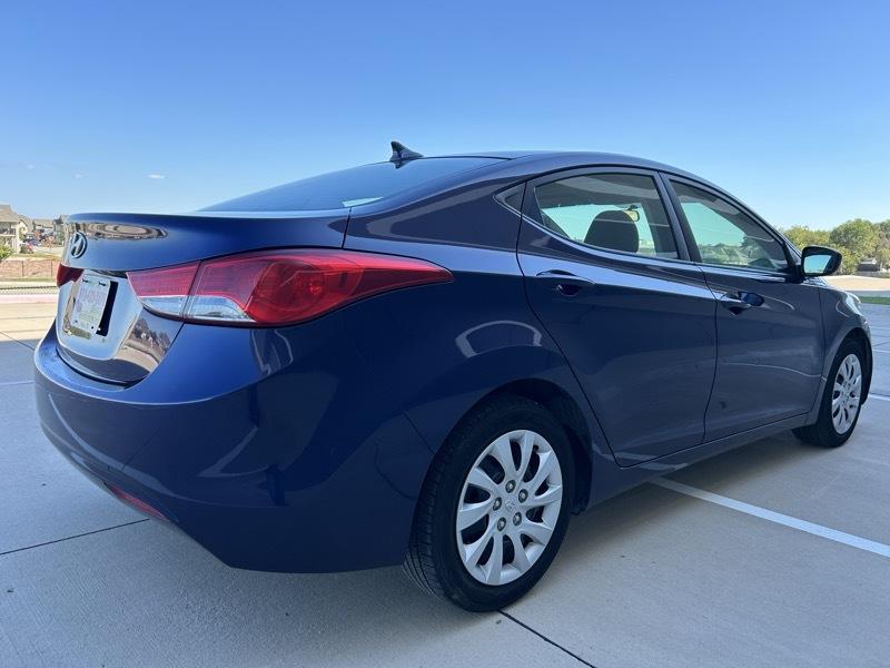 Hyundai Elantra photo 5
