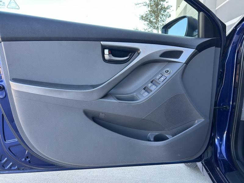 Hyundai Elantra photo 24