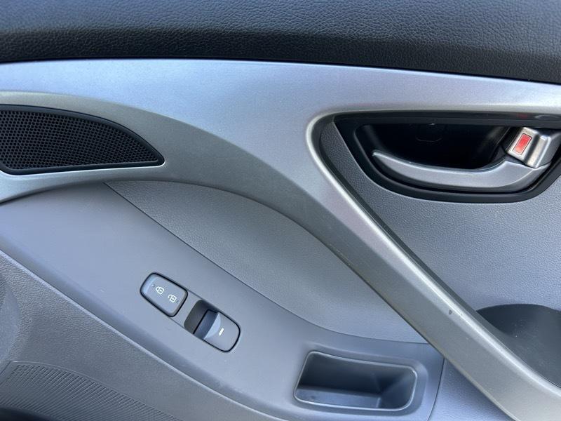 Hyundai Elantra photo 29