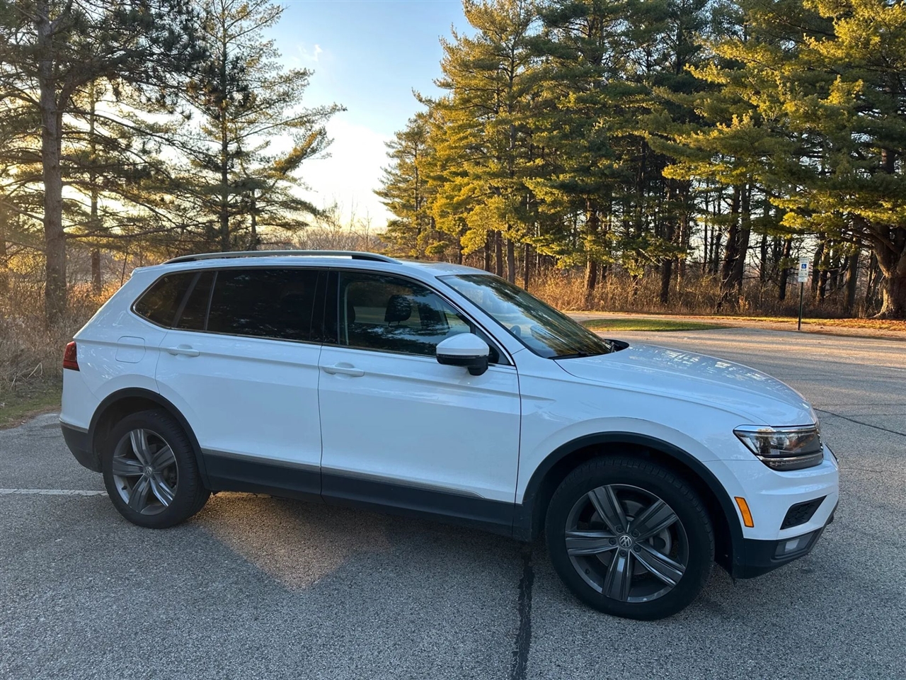 2019 Volkswagen Tiguan SEL Premium Sport photo 3