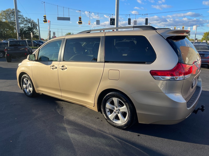 Toyota Sienna LE 8-Pass V6 2011 Toyota Sienna LE 8-Pass V6 2011