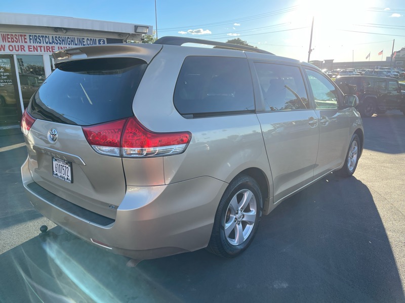 Toyota Sienna LE 8-Pass V6 2011 Toyota Sienna LE 8-Pass V6 2011