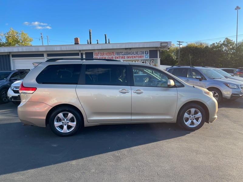 Toyota Sienna LE 8-Pass V6 2011 Toyota Sienna LE 8-Pass V6 2011
