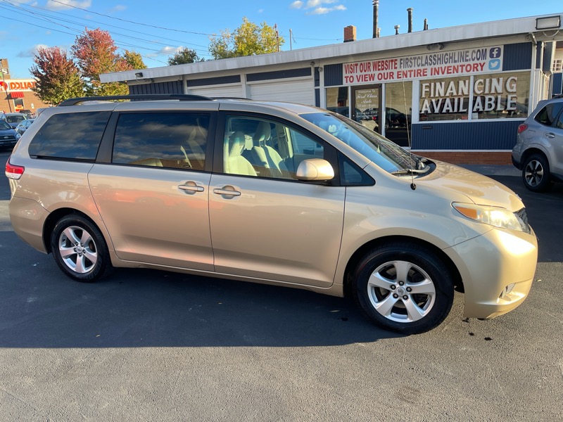 Toyota Sienna LE 8-Pass V6 2011 Toyota Sienna LE 8-Pass V6 2011