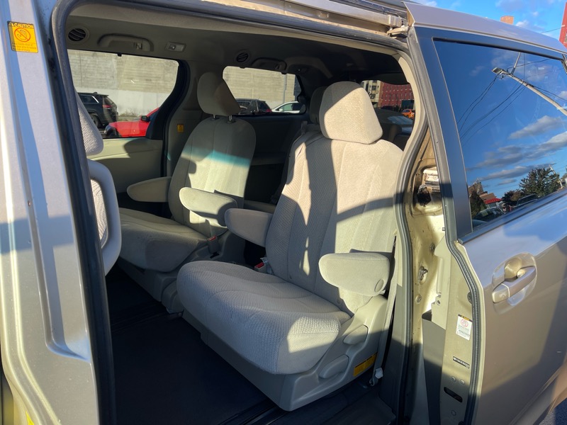 Toyota Sienna LE 8-Pass V6 2011 Toyota Sienna LE 8-Pass V6 2011