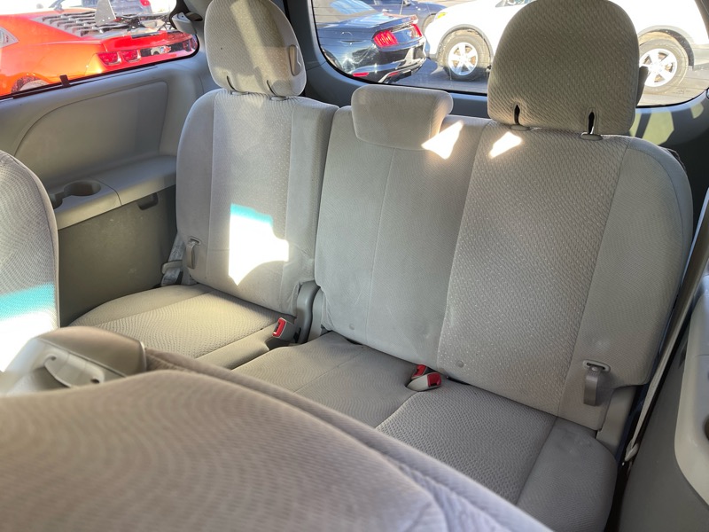 Toyota Sienna LE 8-Pass V6 2011 Toyota Sienna LE 8-Pass V6 2011