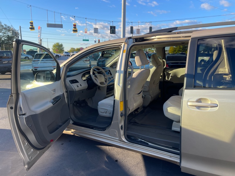 Toyota Sienna LE 8-Pass V6 2011 Toyota Sienna LE 8-Pass V6 2011