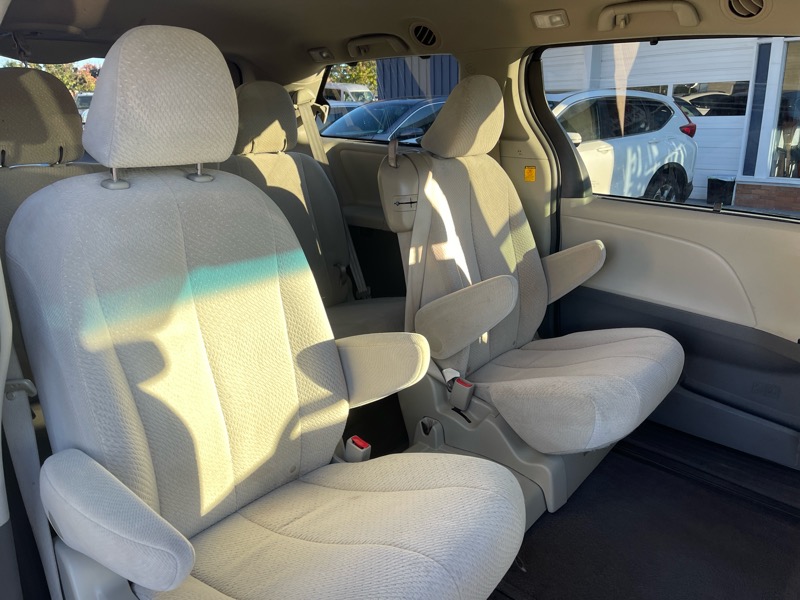 Toyota Sienna LE 8-Pass V6 2011 Toyota Sienna LE 8-Pass V6 2011