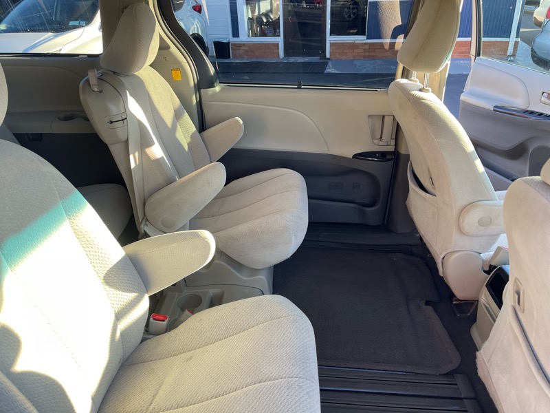 Toyota Sienna LE 8-Pass V6 2011 Toyota Sienna LE 8-Pass V6 2011