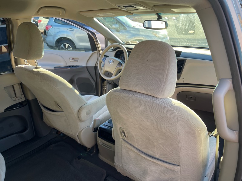Toyota Sienna LE 8-Pass V6 2011 Toyota Sienna LE 8-Pass V6 2011
