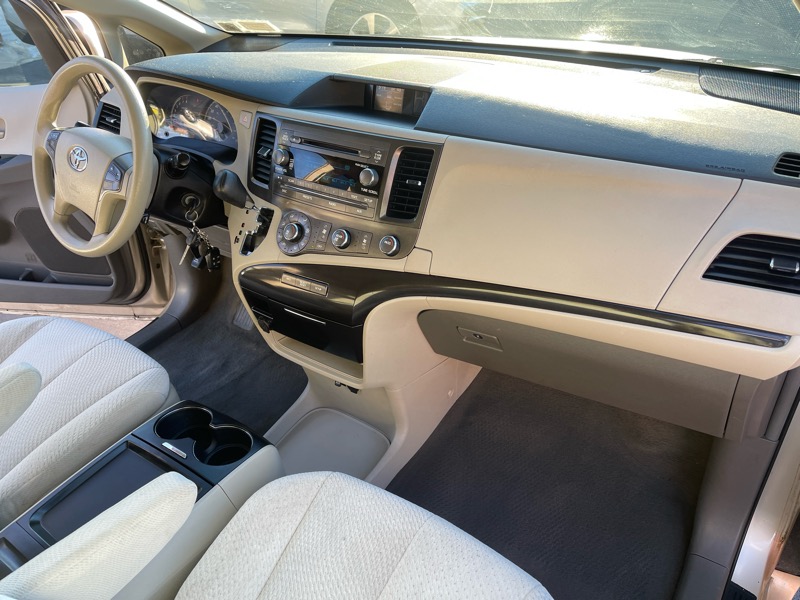 Toyota Sienna LE 8-Pass V6 2011 Toyota Sienna LE 8-Pass V6 2011