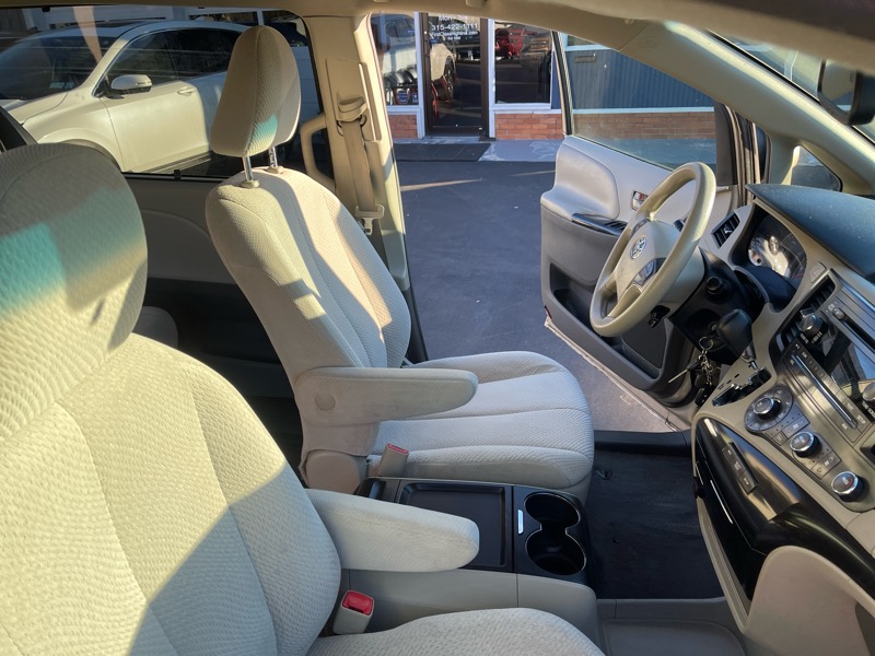 Toyota Sienna LE 8-Pass V6 2011 Toyota Sienna LE 8-Pass V6 2011