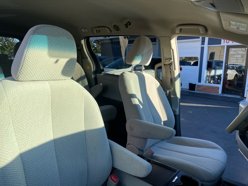 Toyota Sienna LE 8-Pass V6 2011 Toyota Sienna LE 8-Pass V6 2011
