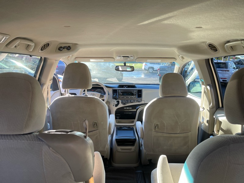 Toyota Sienna LE 8-Pass V6 2011 Toyota Sienna LE 8-Pass V6 2011