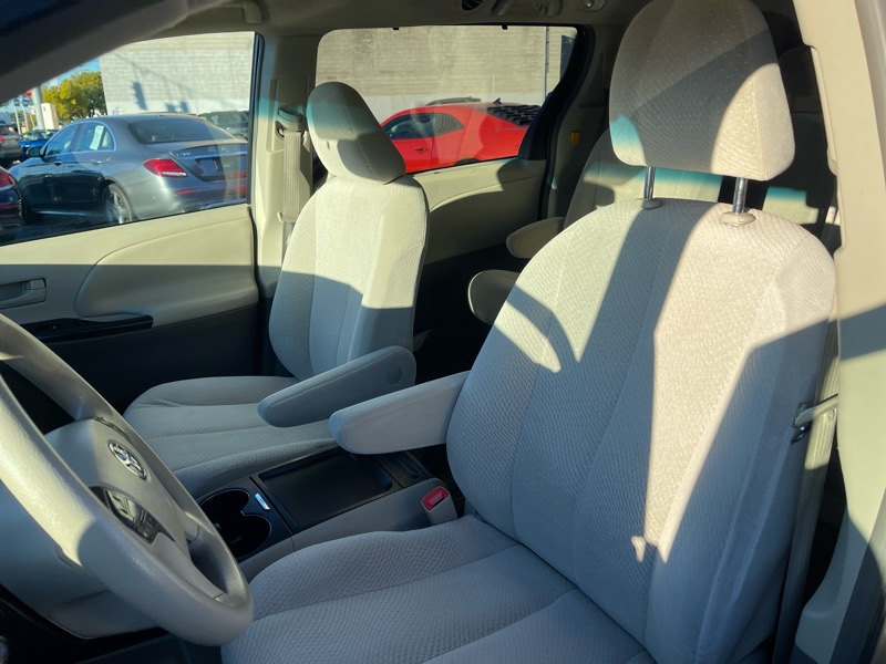 Toyota Sienna LE 8-Pass V6 2011 Toyota Sienna LE 8-Pass V6 2011