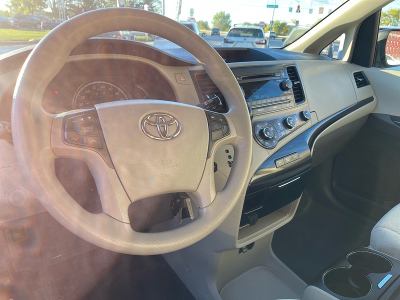 Toyota Sienna LE 8-Pass V6 2011 Toyota Sienna LE 8-Pass V6 2011