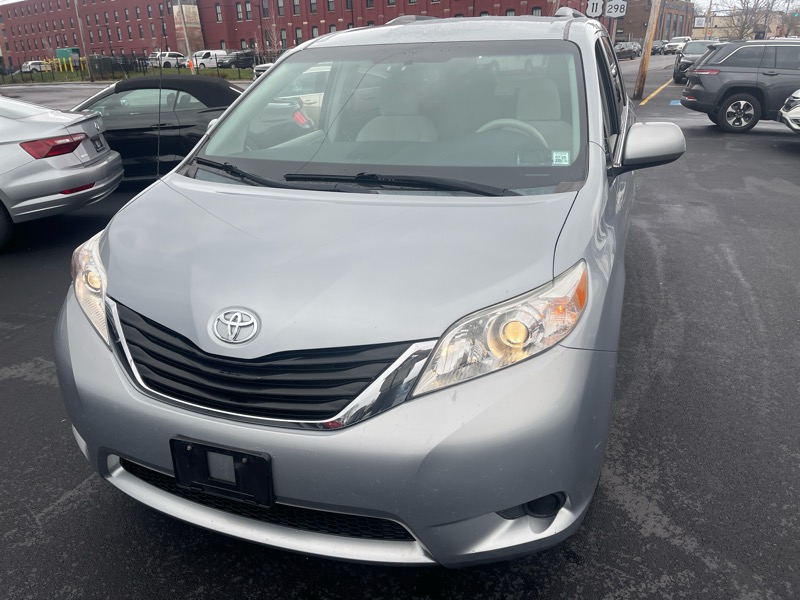 2014 Toyota Sienna LE photo 2