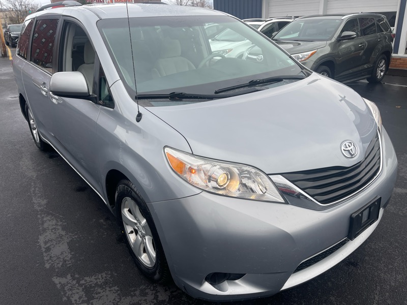 2014 Toyota Sienna LE photo 3