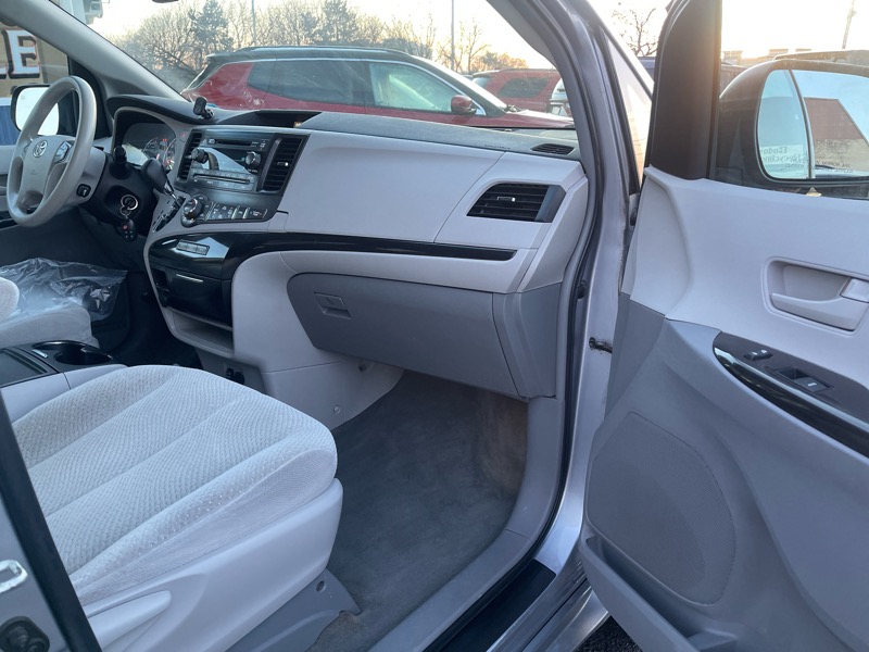 Toyota Sienna LE FWD 8-Passenger V6 2013