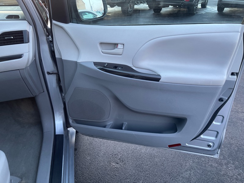 Toyota Sienna LE FWD 8-Passenger V6 2013