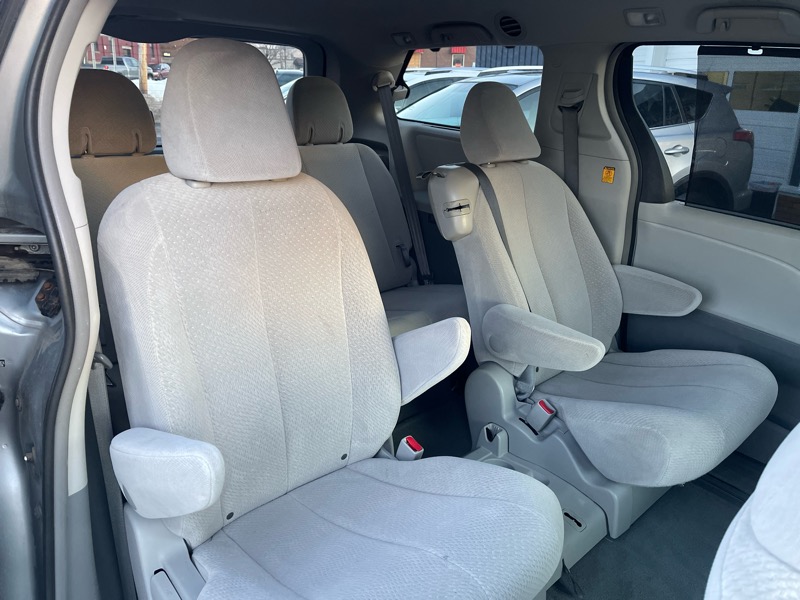 Toyota Sienna LE FWD 8-Passenger V6 2013