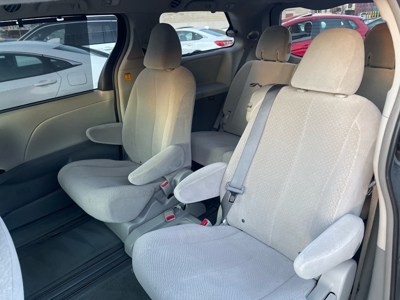 Toyota Sienna LE FWD 8-Passenger V6 2013