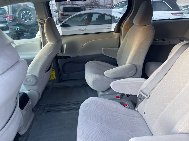 Toyota Sienna LE FWD 8-Passenger V6 2013