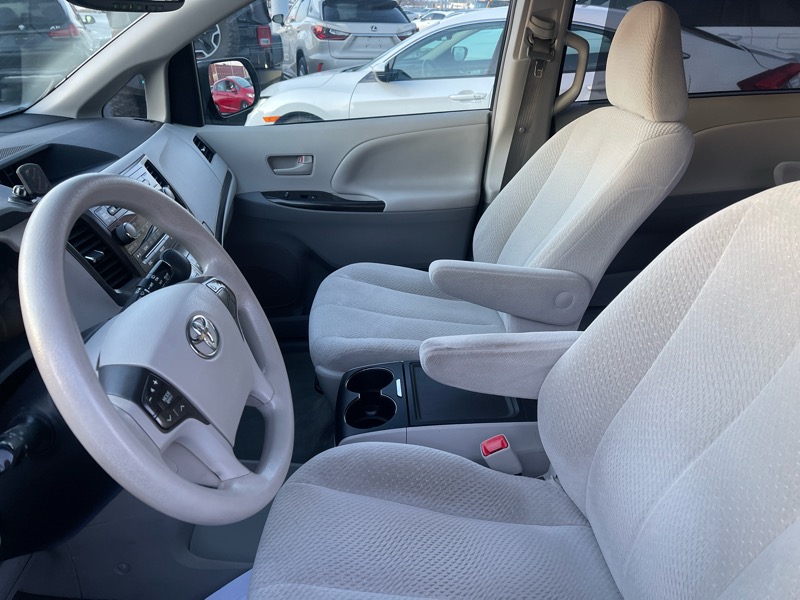 Toyota Sienna LE FWD 8-Passenger V6 2013