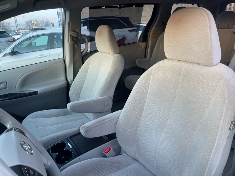 Toyota Sienna LE FWD 8-Passenger V6 2013