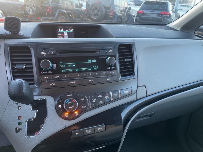 Toyota Sienna LE FWD 8-Passenger V6 2013