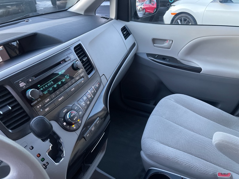 Toyota Sienna LE FWD 8-Passenger V6 2013