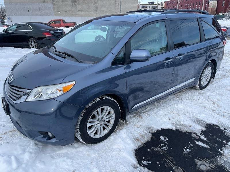 Toyota Sienna XLE FWD 8-Passenger V6 2016
