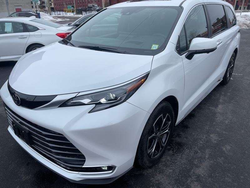 Toyota Sienna Platinum 7-Passenger AWD 2026